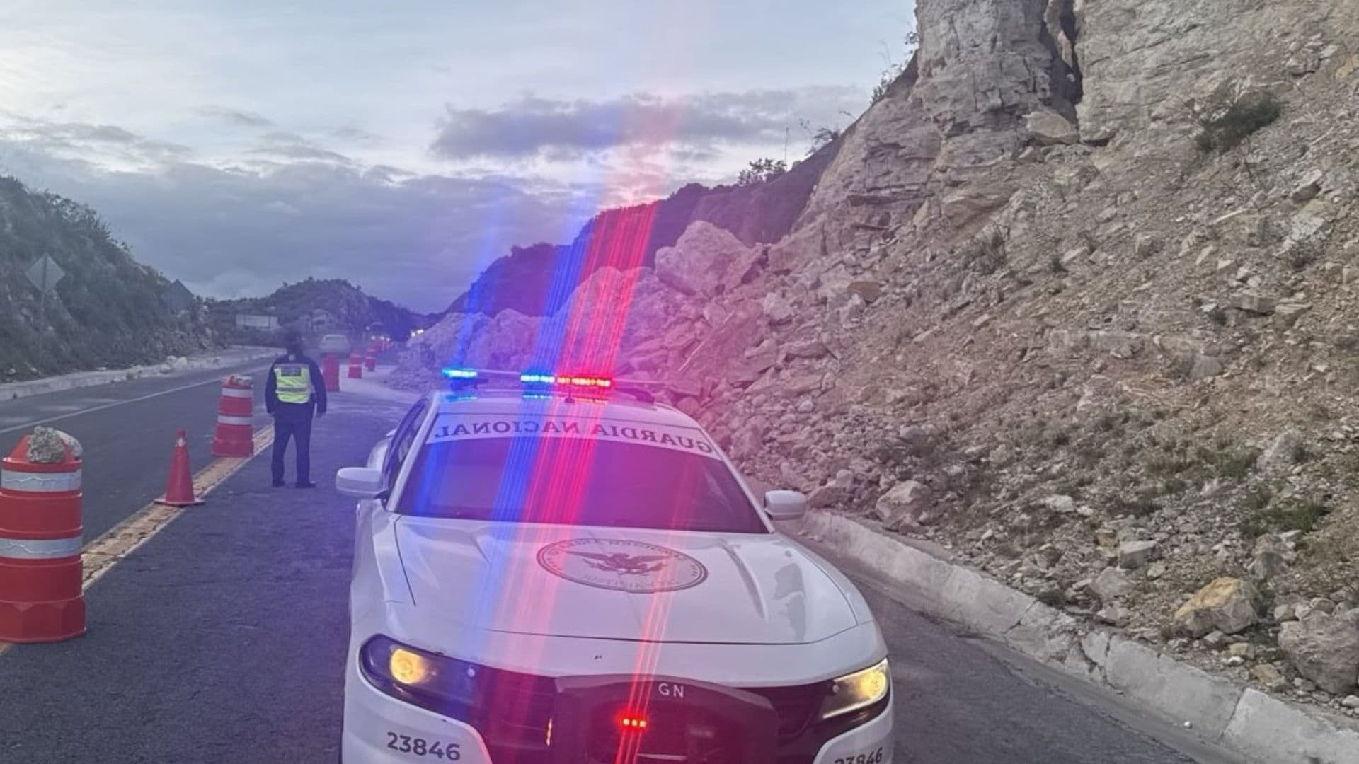Rocas y tierra invadieron un carril de la autopista.