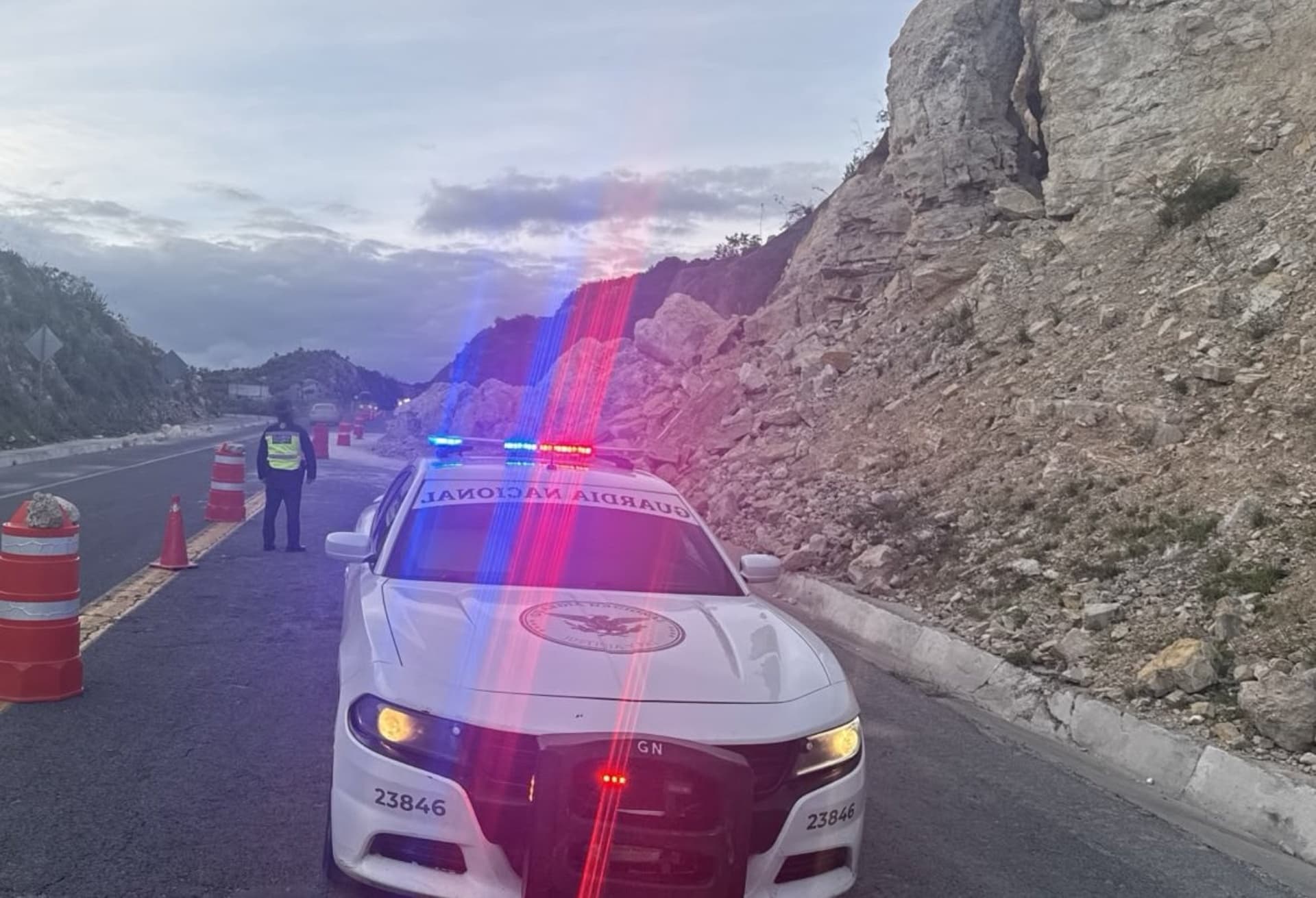 Rocas y tierra invadieron un carril de la autopista.