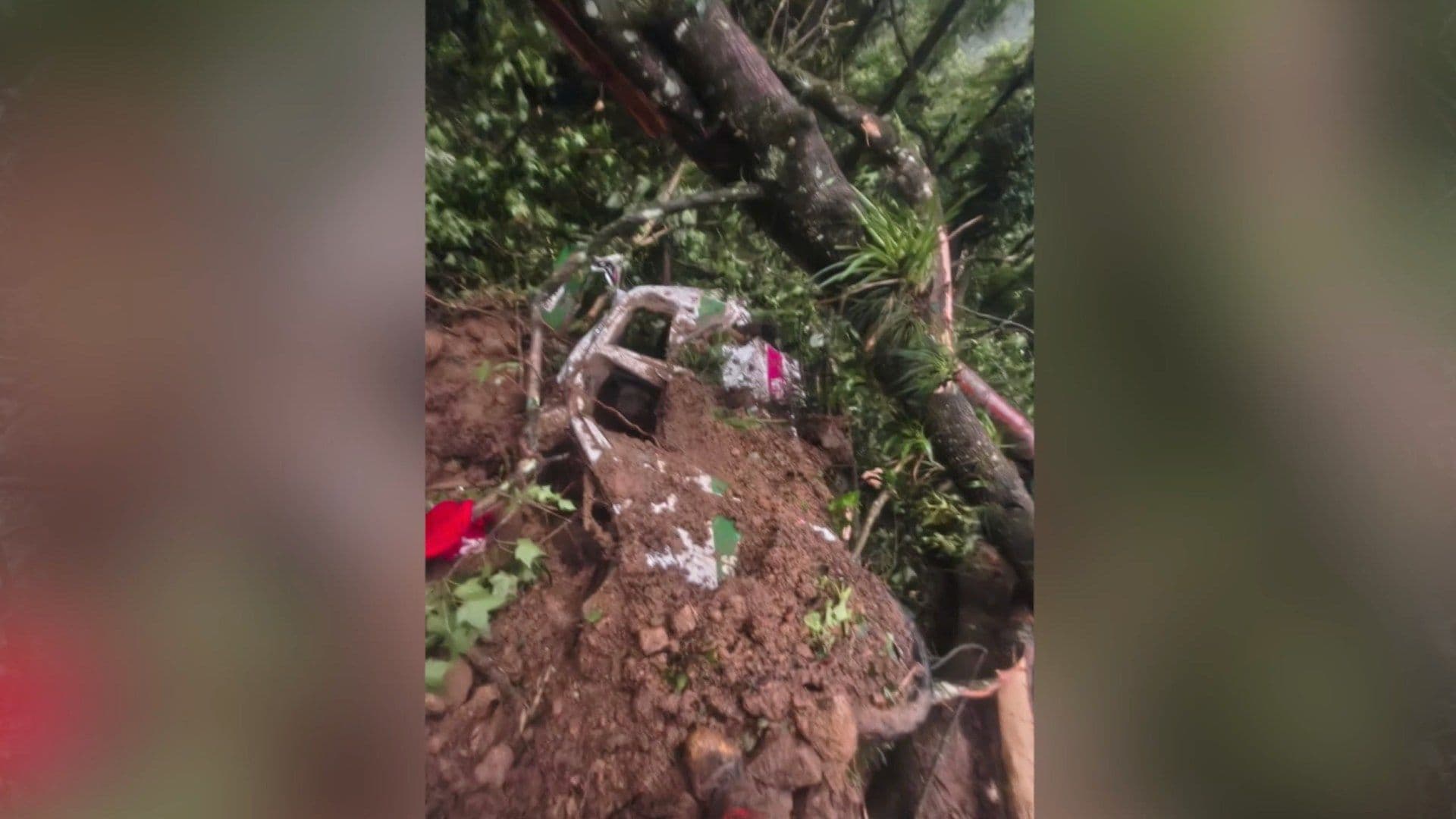 Taxi es Arrastrado por Derrumbe de Tierra Originado por Fuertes Lluvias en Veracruz