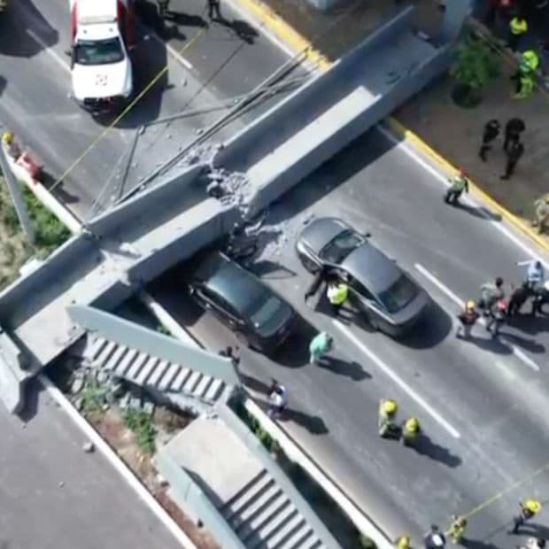 Caída de puente peatonal