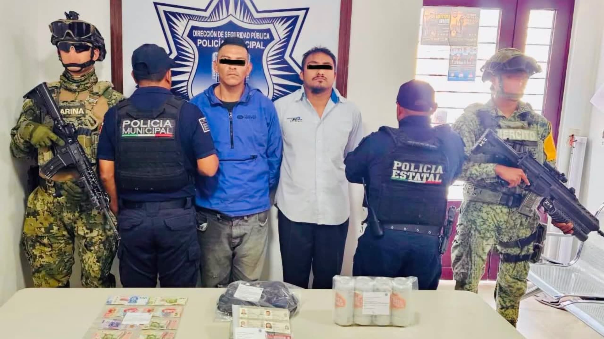 Dos detenidos por asalto en tienda de auto servicio en Puebla.