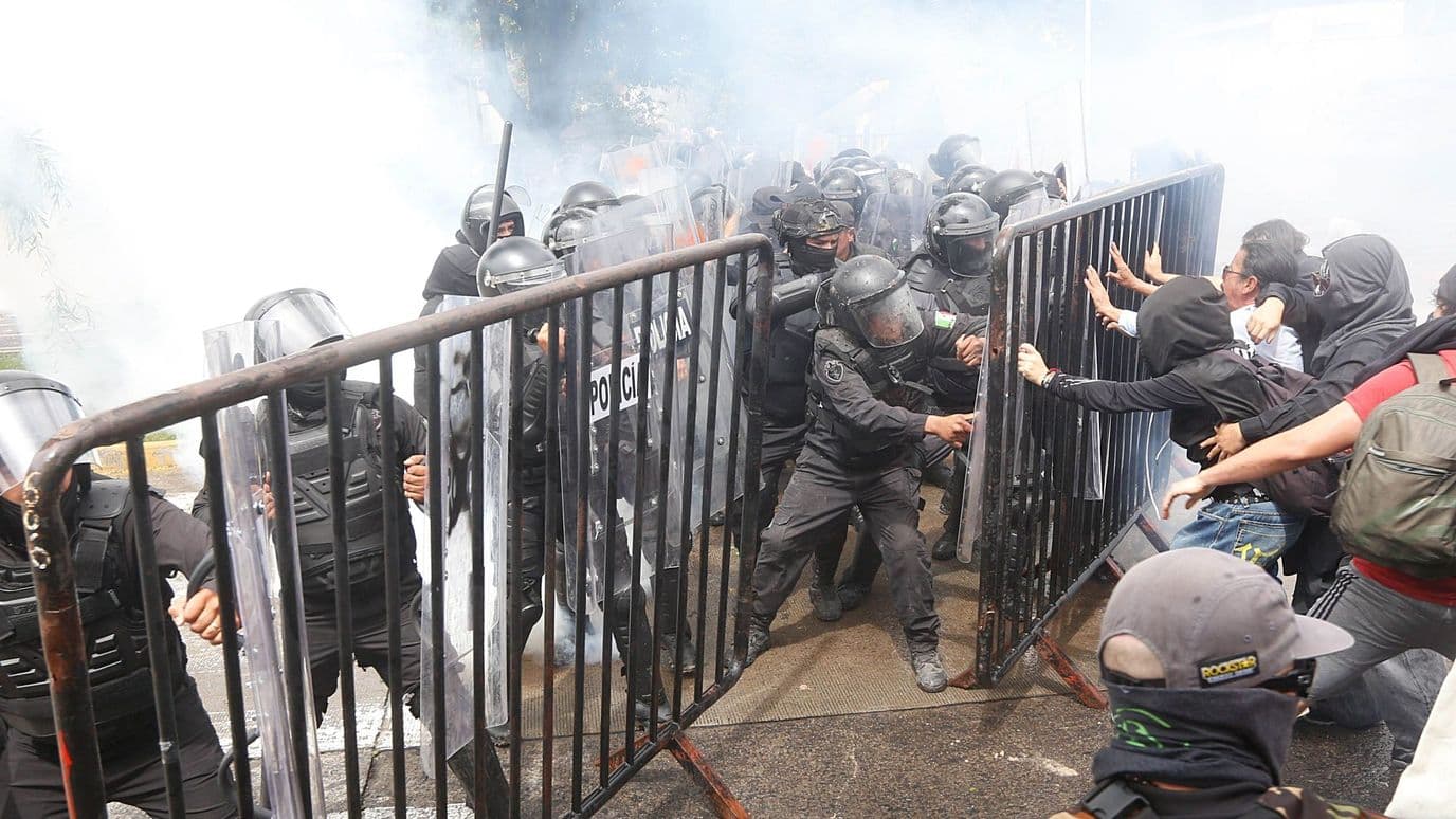 Van 18 Liberados tras Disturbios en Marcha por el Agua Contaminada en Guadalajara