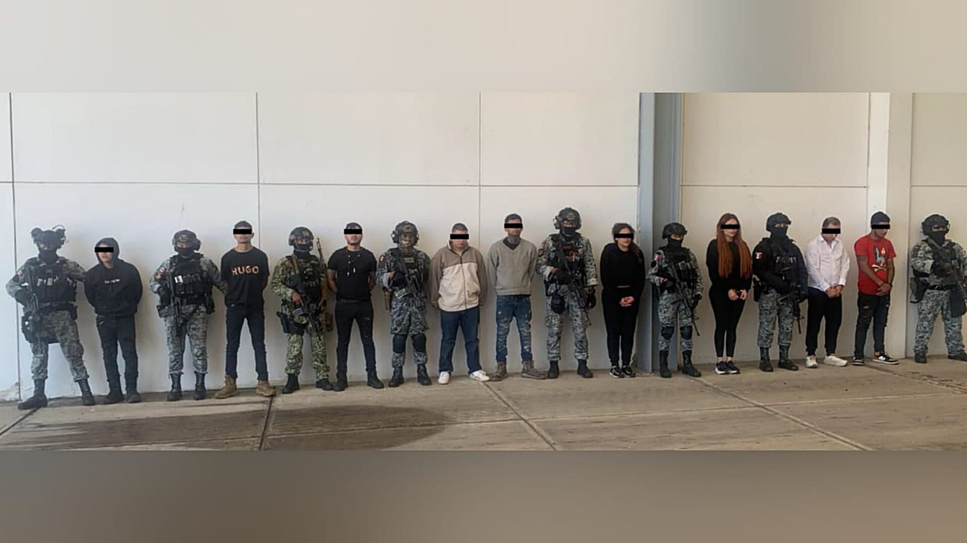 Personas detenidas durante operativo de fuerzas de seguridad en Michoacán. Foto: Gabinete de Seguridad