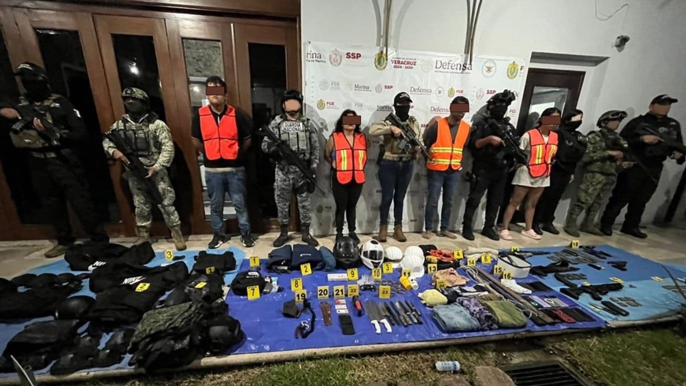 Suman 4 personas detenidas por el cateo en Orizaba. Foto: FGE