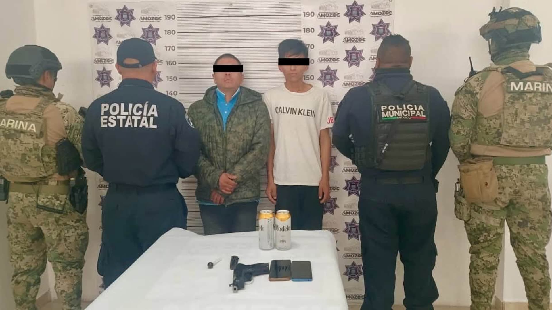 Los hombres tenían una réplica de arma de fuego y una navaja.