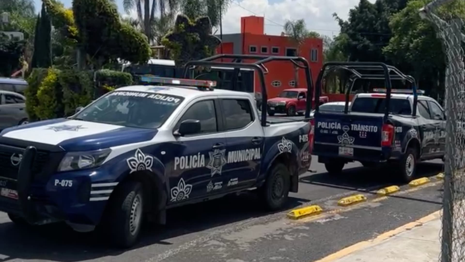 Los sospechosos intentaron escapar en un auto sin placas.