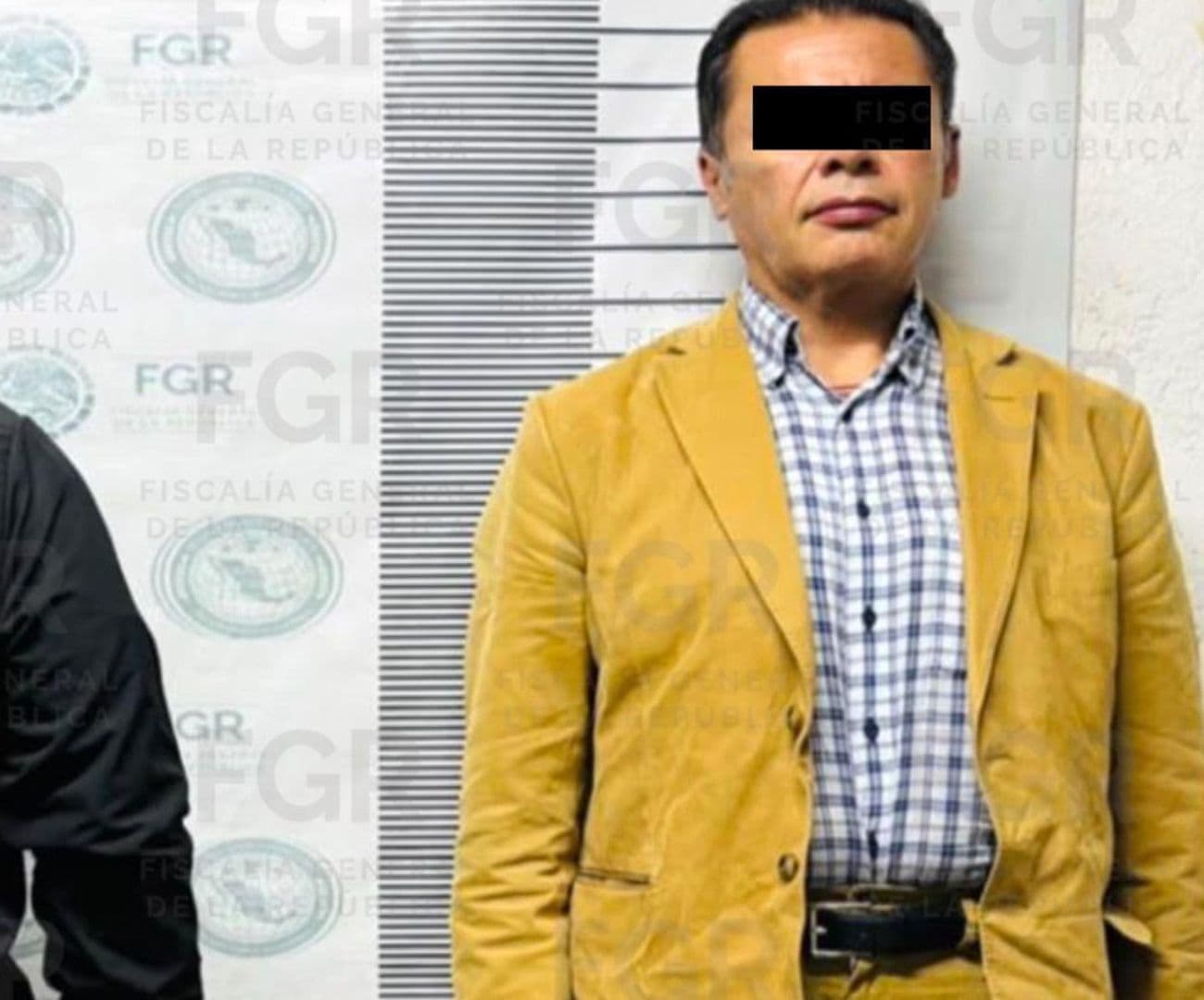 Exfuncionario de SAT detenido por presunto enriquecimiento ilícito. Foto: FGR