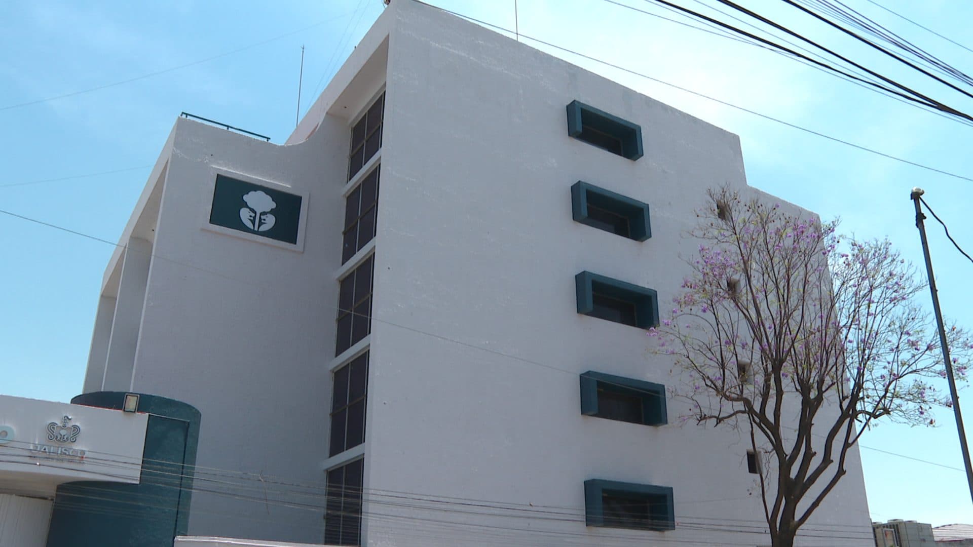Detienen a dos expolicías señalados de desaparición forzada.