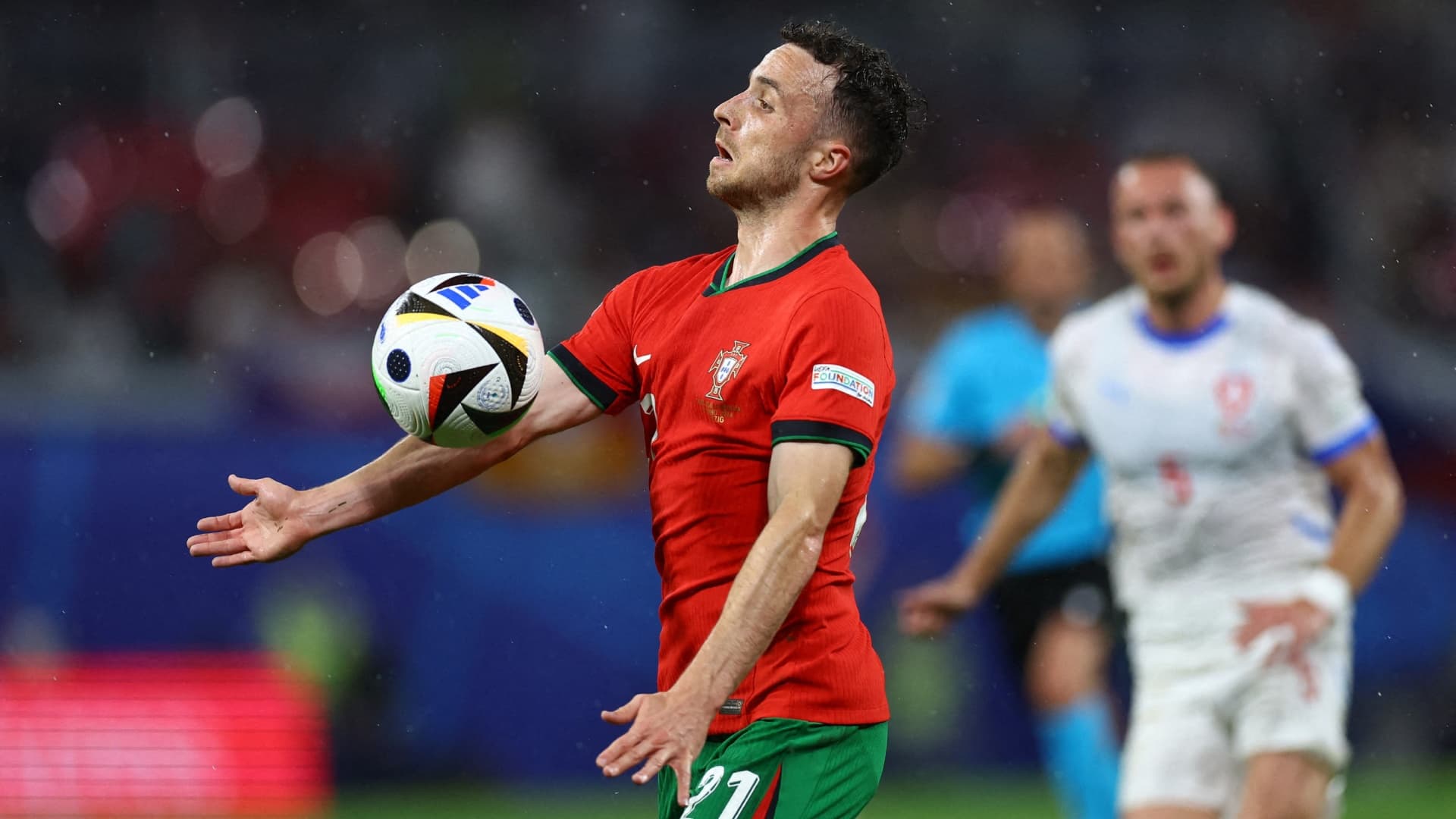 Sancionan al Club Saudí Al-Taawon por Cánticos de Aficionados sobre Diogo Jota
