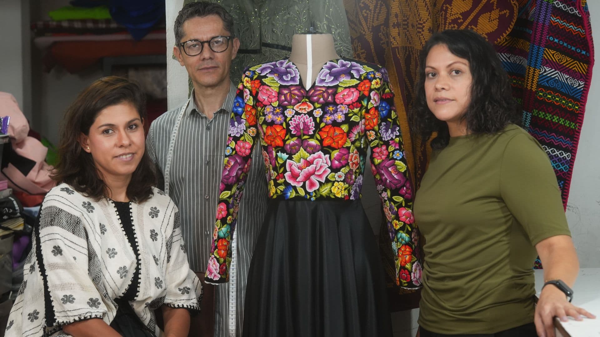 Diseñadoras muxes prueban vestido de la presidenta Sheinbaum