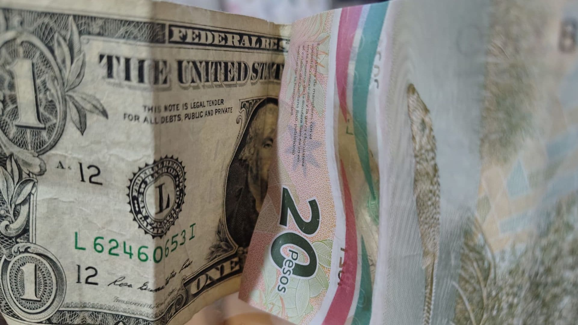BIllete de un dólar estadounidense y un billete de 20 pesos mexicanos