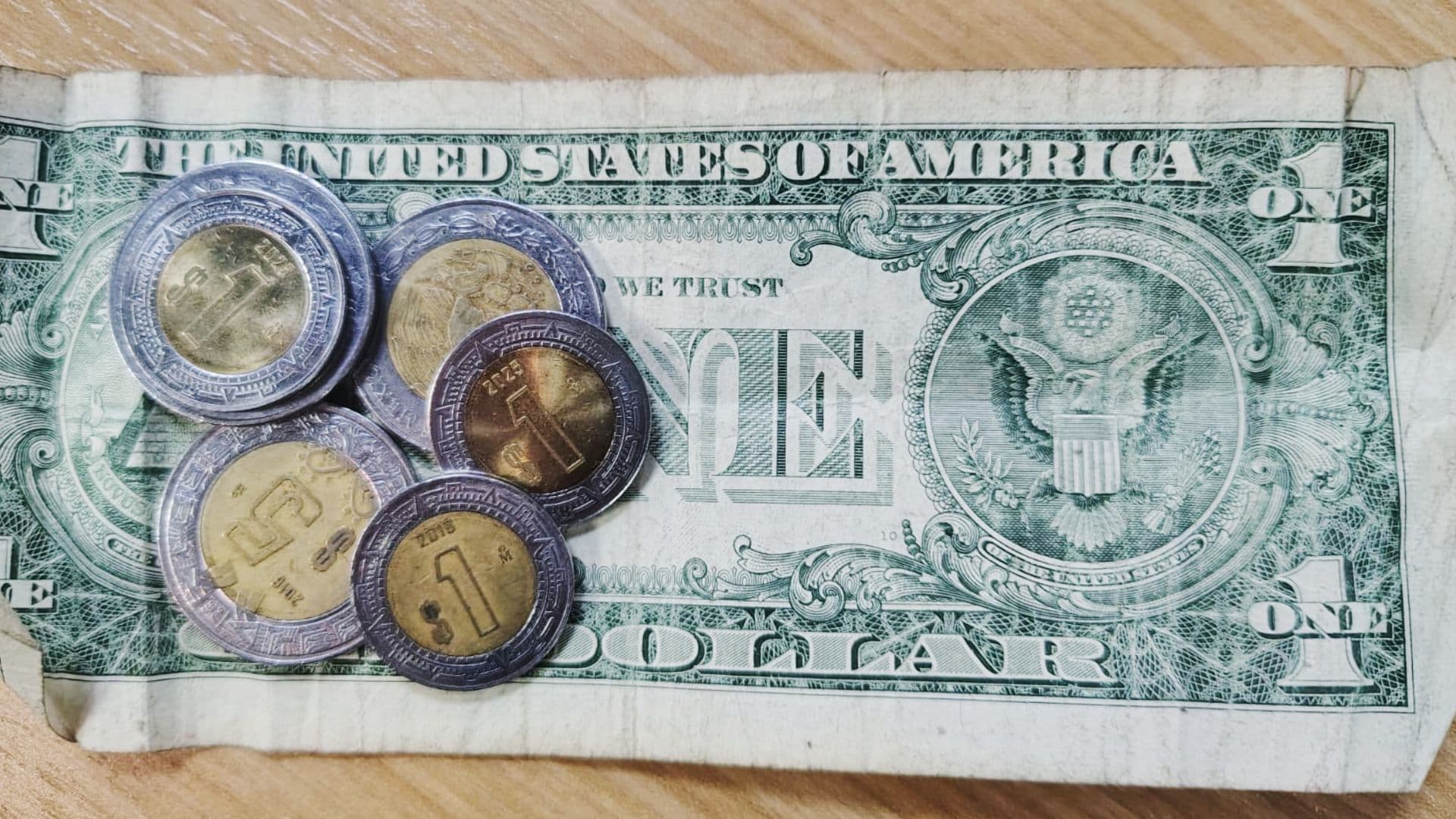 Peso Mexicano Cierra el Mes con Depreciación: Así Cotiza el Dólar este Jueves