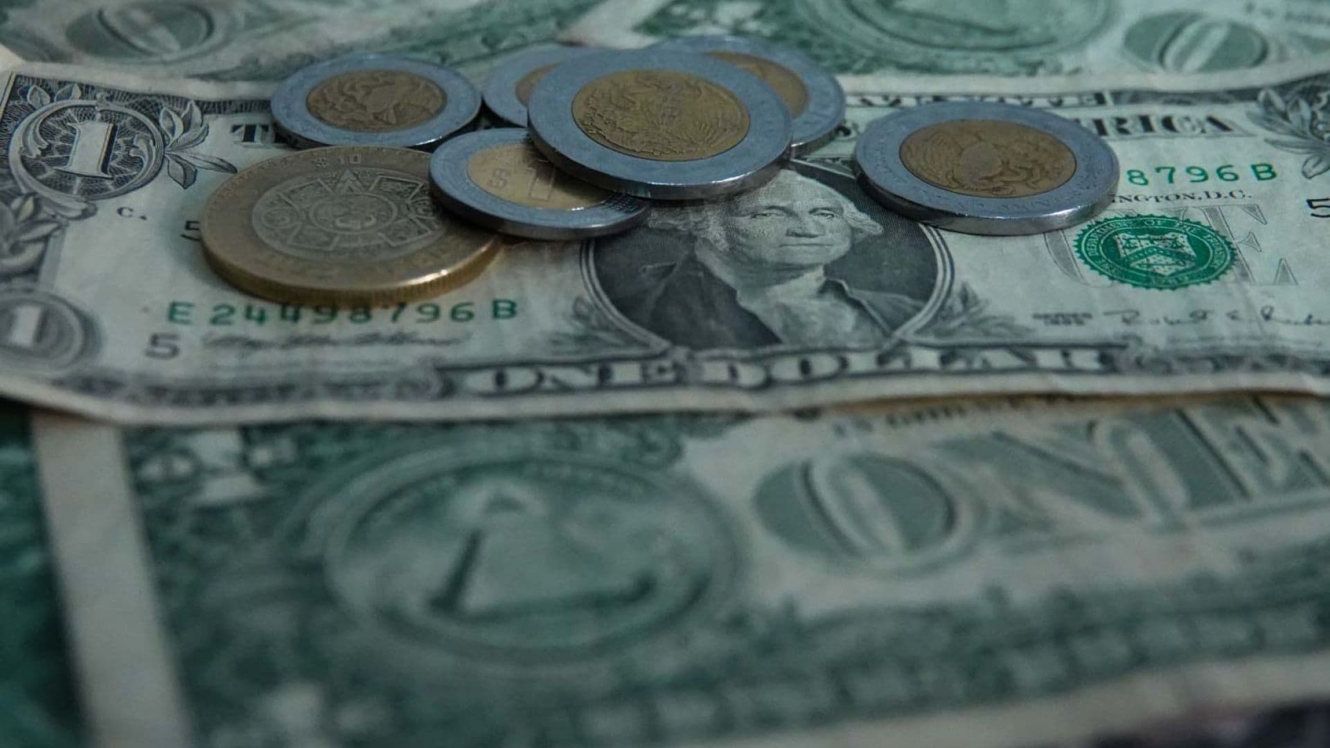 Dólares y pesos mexicanos.