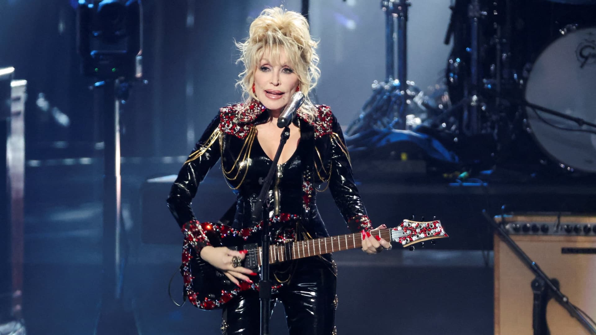 Dolly Parton en escena con una guitarra