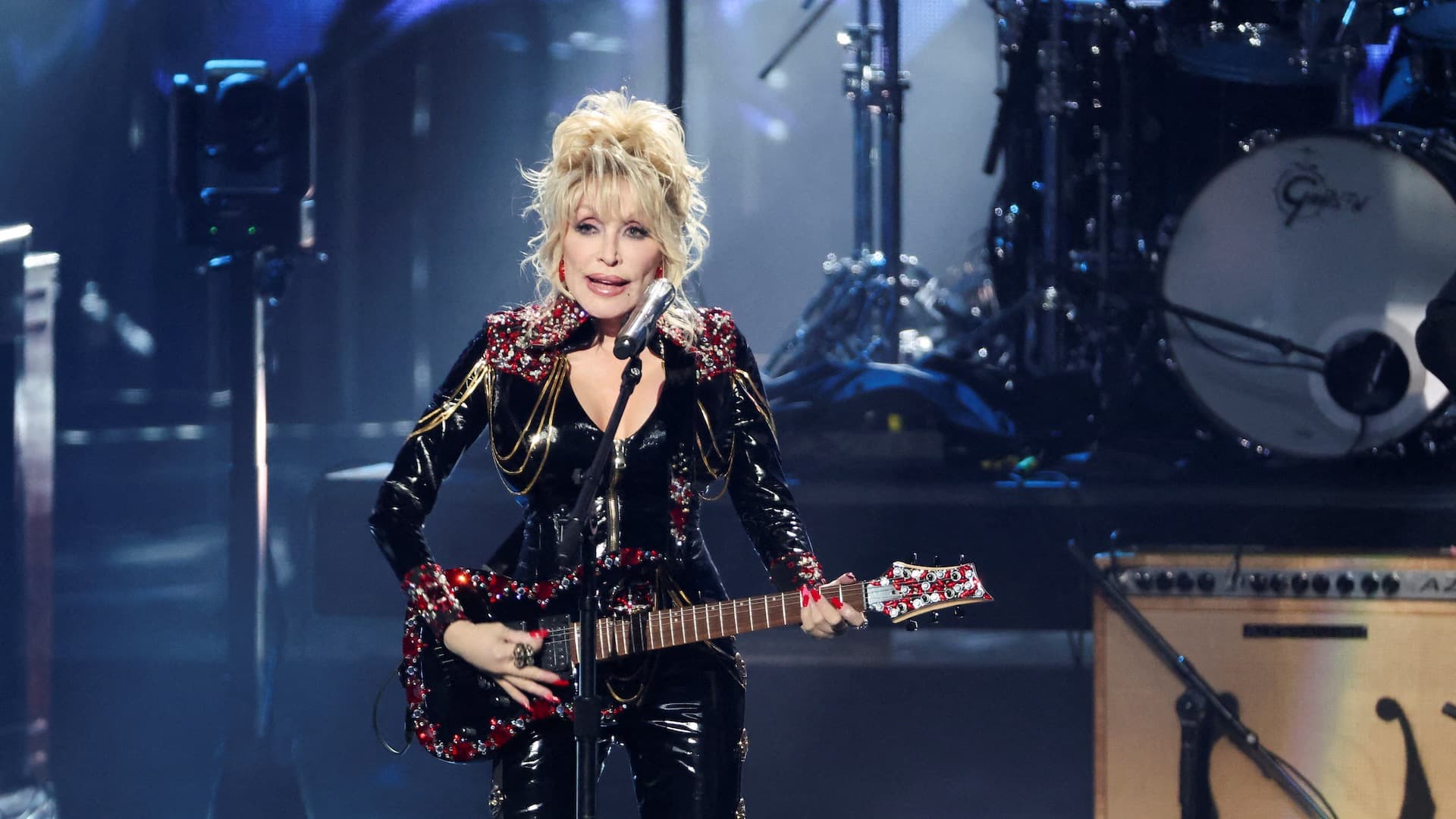 Trump Ordena Izar Banderas a Media Asta por Muerte de Dolly Parton