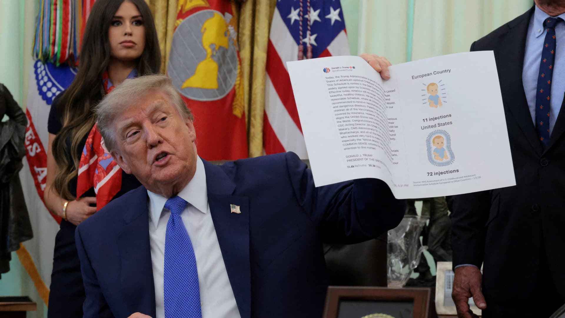 Donald Trump firma una orden ejecutiva.