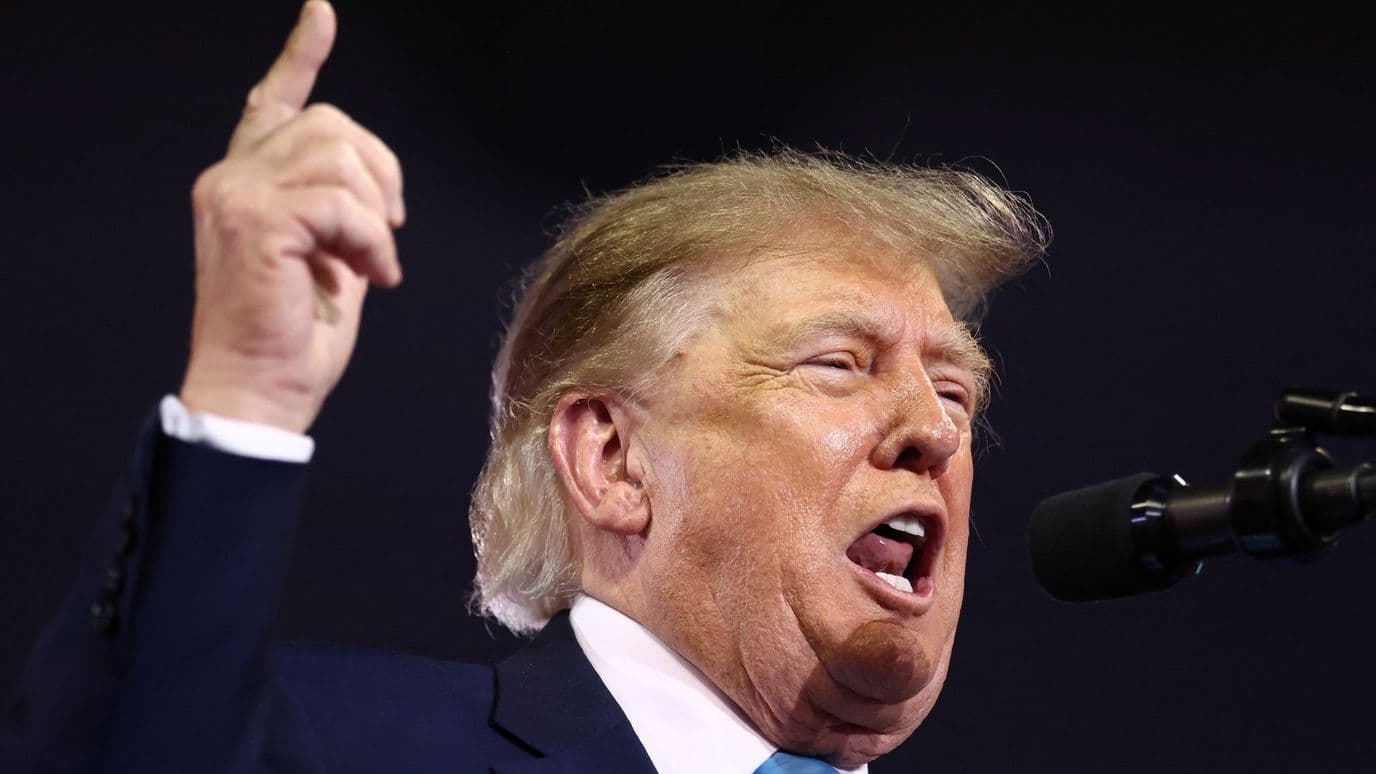 Donald Trump habla con un dedo levantado durante un discurso