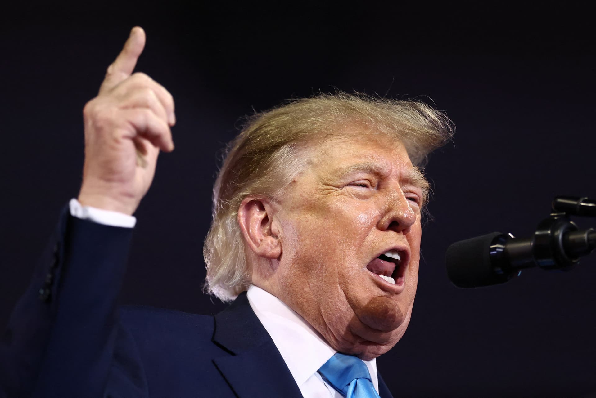 Donald Trump habla con un dedo levantado durante un discurso