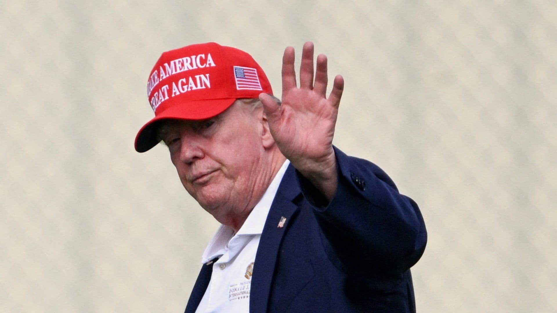 Donald Trump saluda mientras camina desde el Marine One hacia un vehículo en The Ellipse, cerca de la Casa Blanca. Foto: Reuters