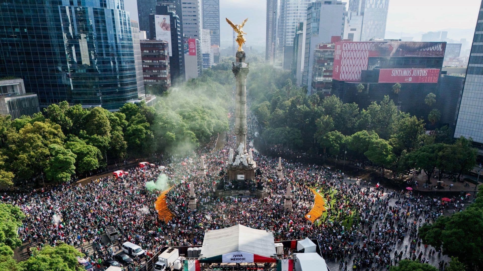 El Ángel de la Independencia tras triunfo de México