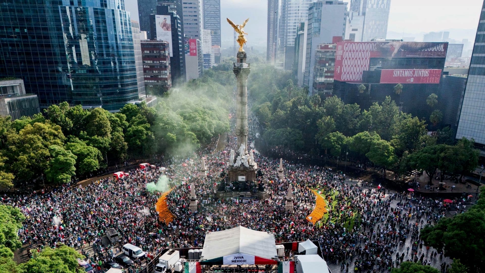 El Ángel de la Independencia tras triunfo de México