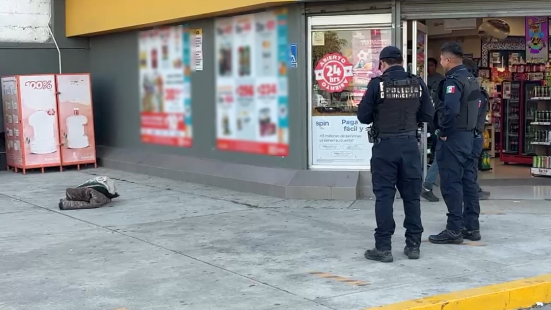 Policías verificaron que el hombre contaba con signos vitales.