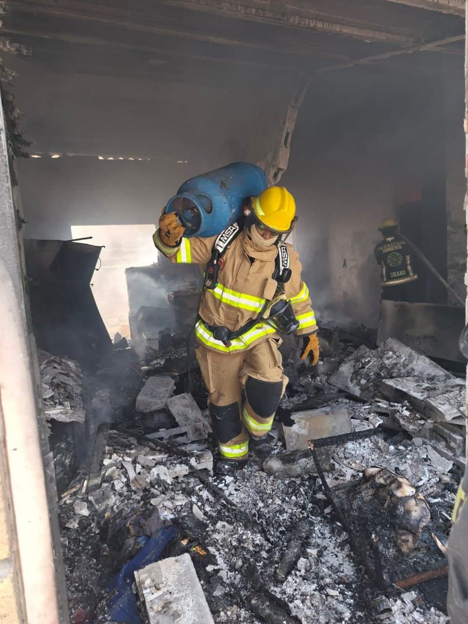 El accidente causó severos daños y lesiones en cuatro personas.
