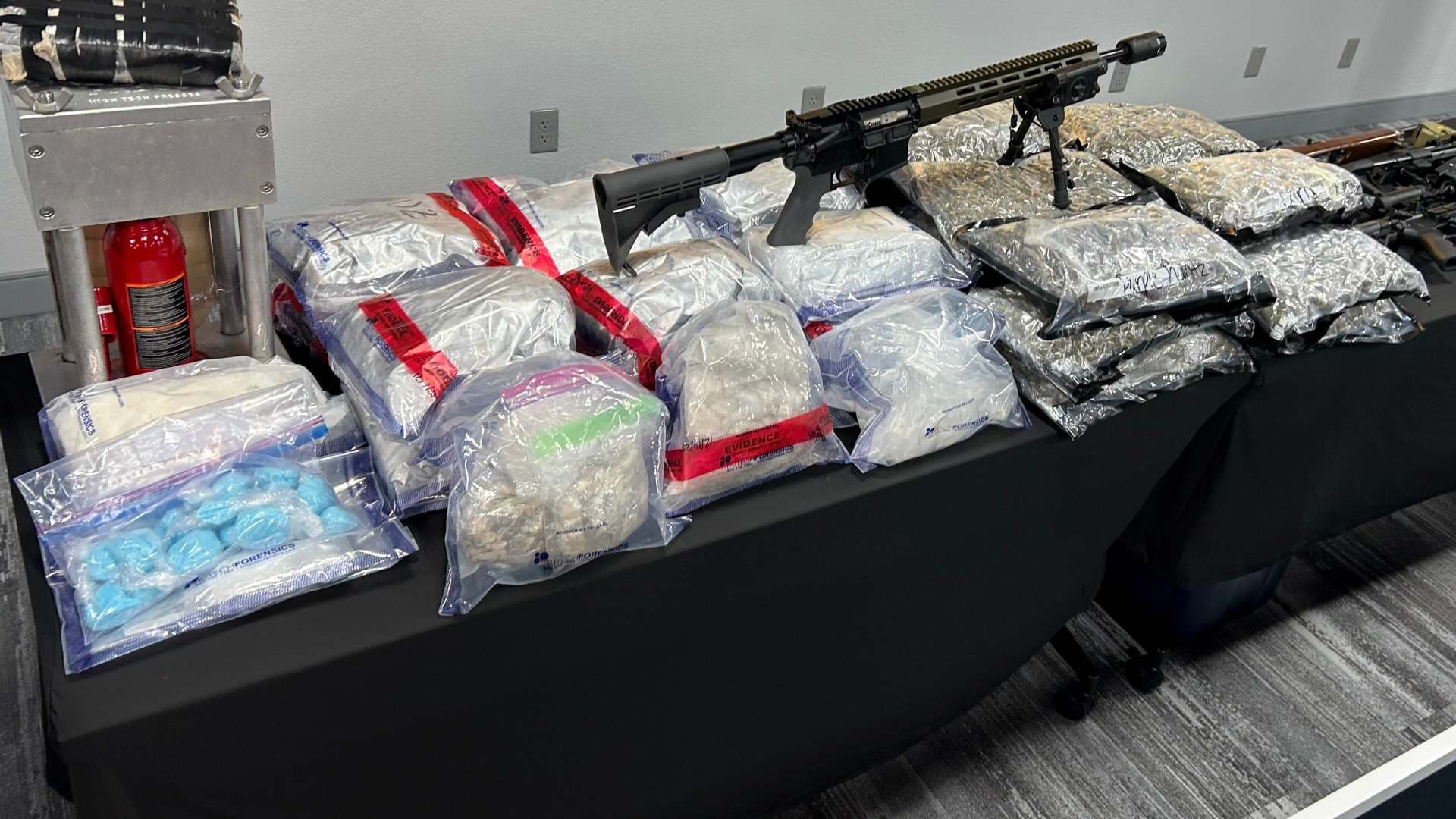 Fentanilo, cocaína, metanfetamina, éxtasis y marihuana decomisados en Florida, EUA, en marzo 2026. Foto: USA TODAY Network vía Reuters