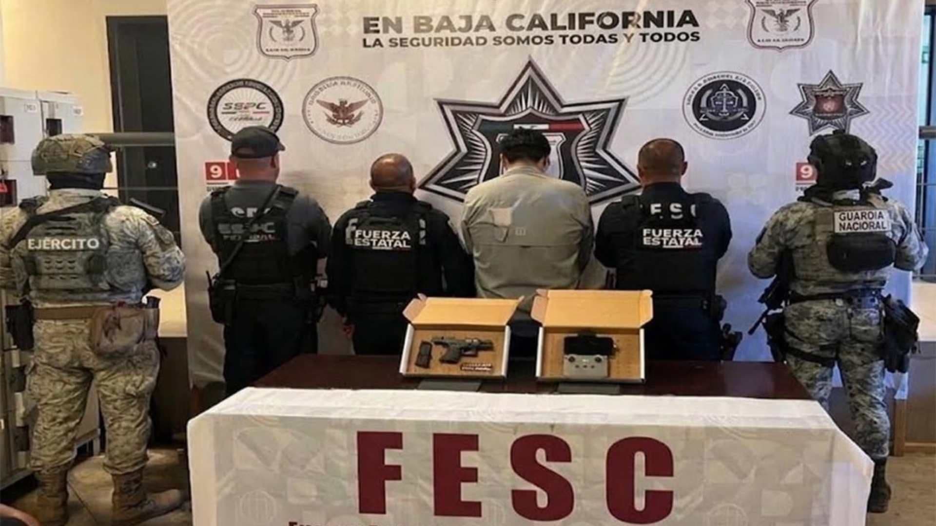 Hombre detenidos durante operativo en Tijuana, BC. Foto: Gabinete de Seguridad