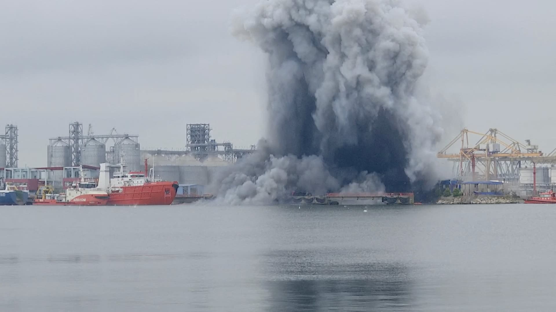 Explosión de un dron marino.