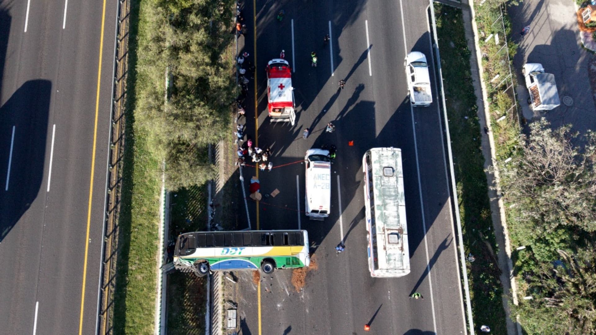 Autobús de pasajeros vuelca en la Autopista México-Pachuca