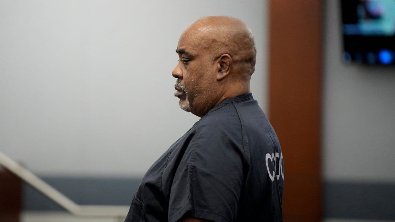 Duane Davis permanece de pie durante audiencia de sentencia tras su condena por el asesinato del rapero Tupac Shakur. Foto: Pool vía Reuters