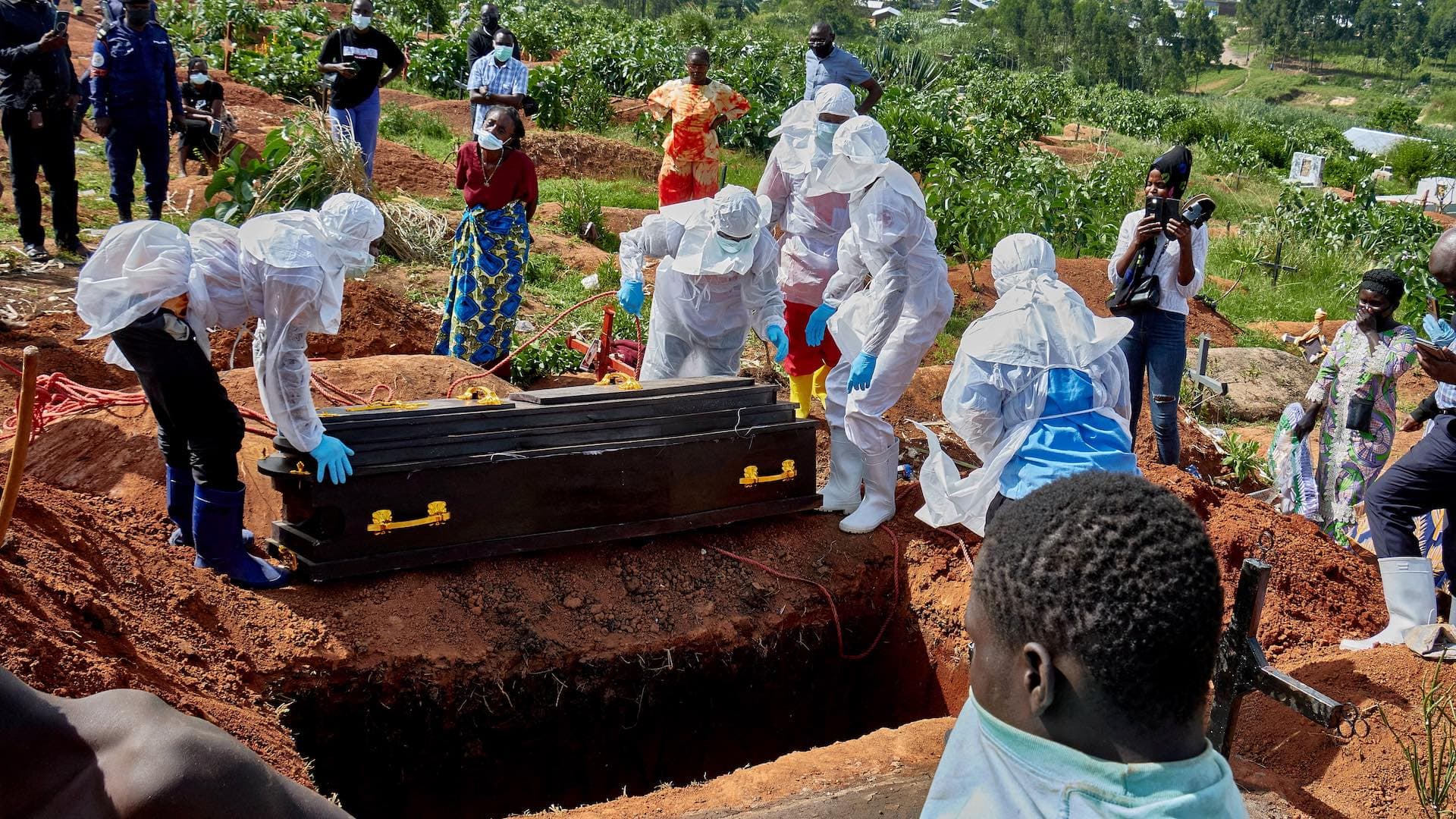 Entierran a persona muerta por ébola