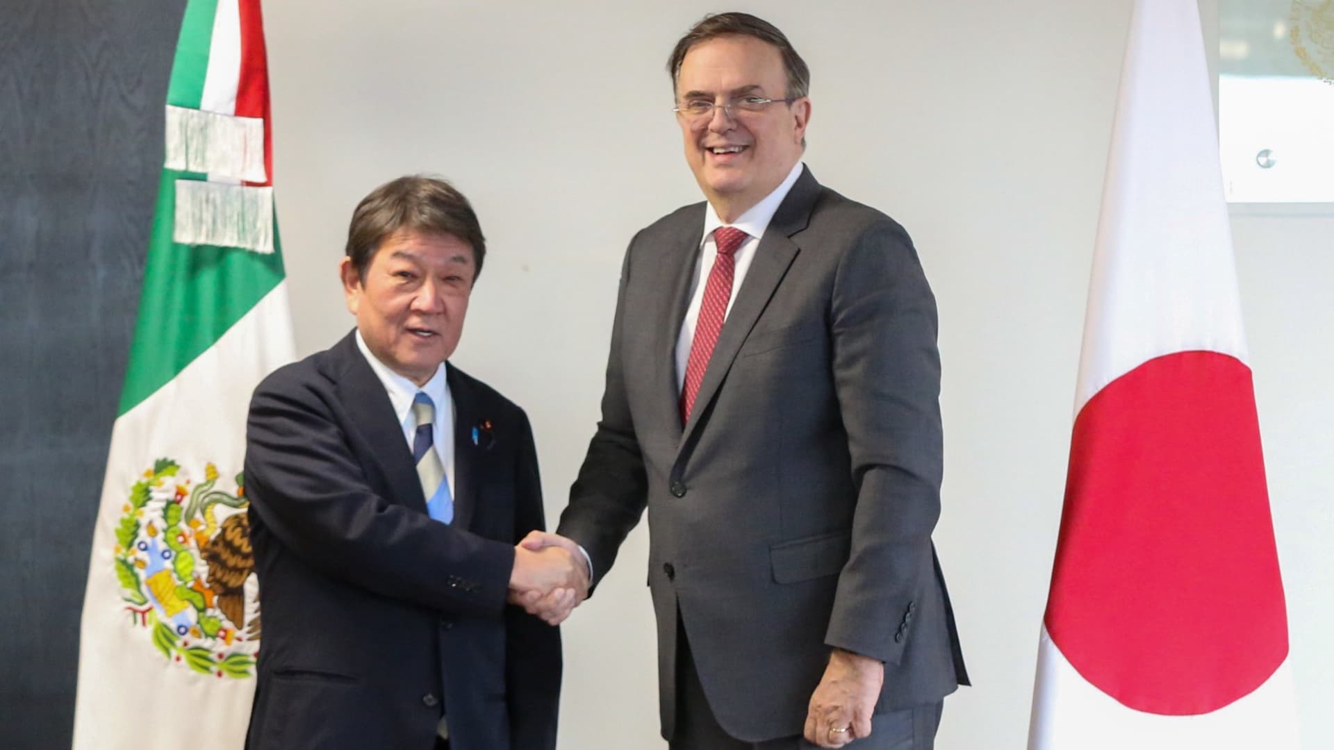 El ministro de Asuntos Exteriores de Japón, Toshimitsu Motegi y Marcelo Ebrard, secretario de Economía.