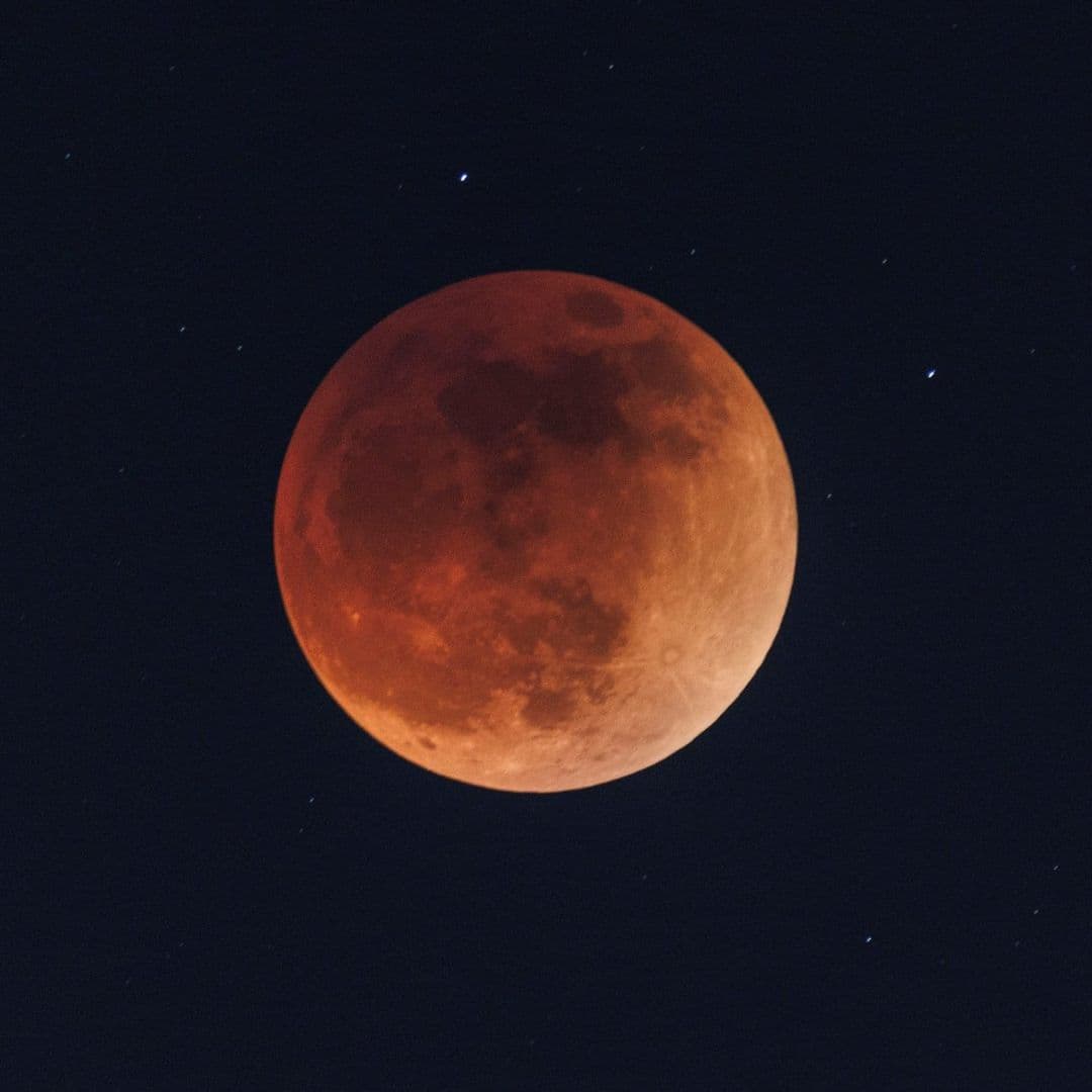 ¿A Qué Hora Será el Eclipse Lunar de Agosto 2026 y Con Qué Fenómeno Astronómico Coincidirá?