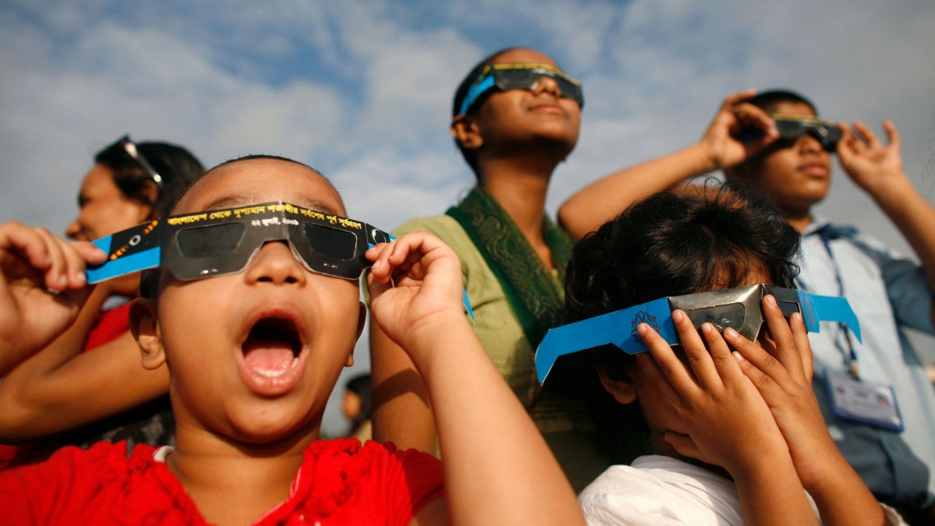 Niños con lentes especiales para ver el eclipse.