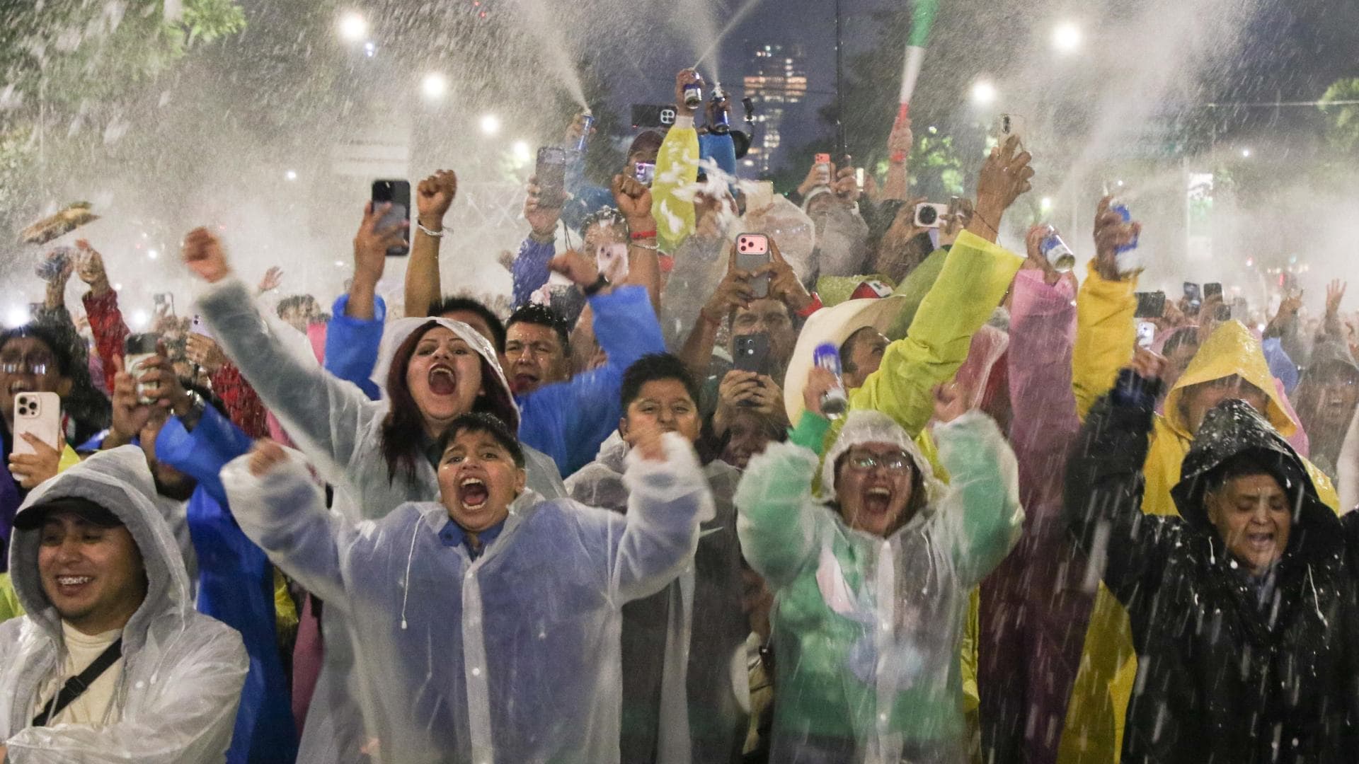 Aficionados celebran gol de México durante el partido ante Inglaterra, el 5 de julio en Paseo de la Reforma. Foto: Cuartoscuro