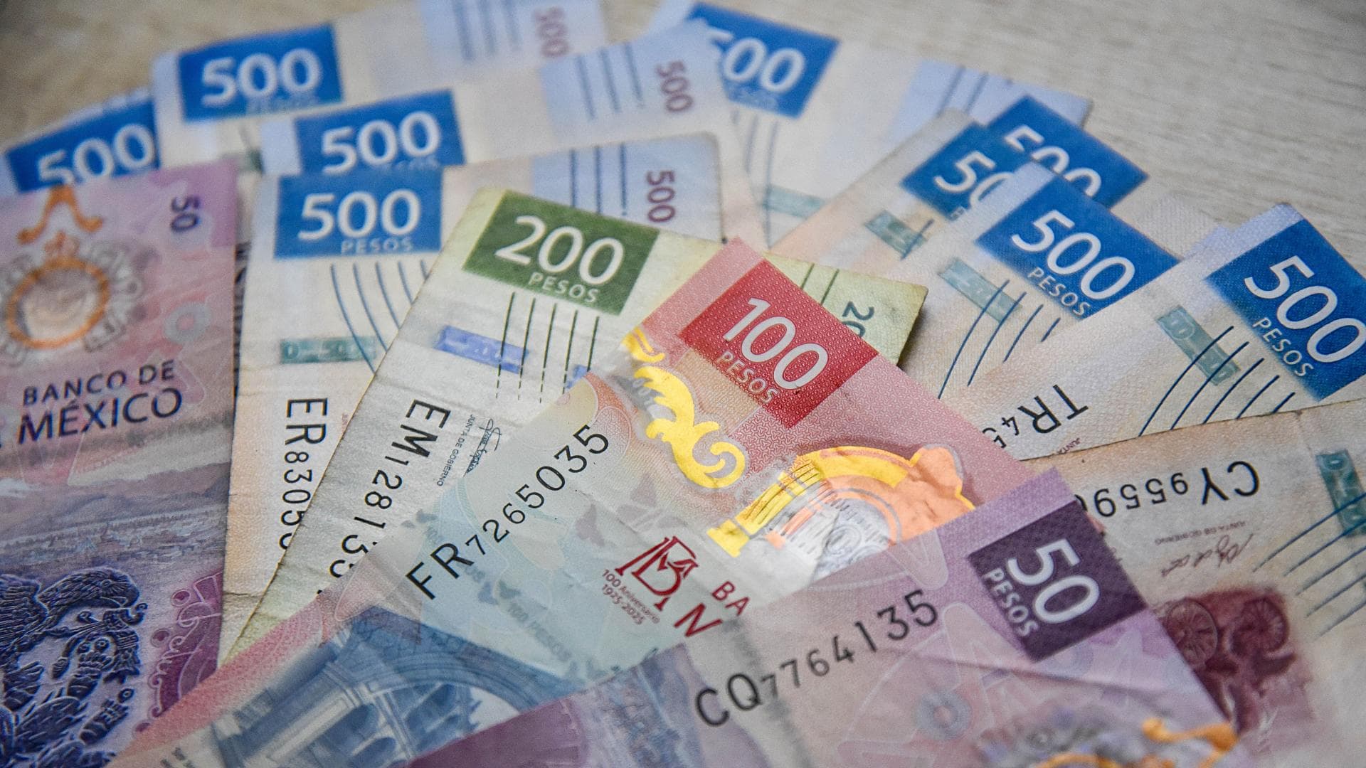 Aspectos de las monedas y billetes mexicanos que actualmente circulan en el territorio de México.