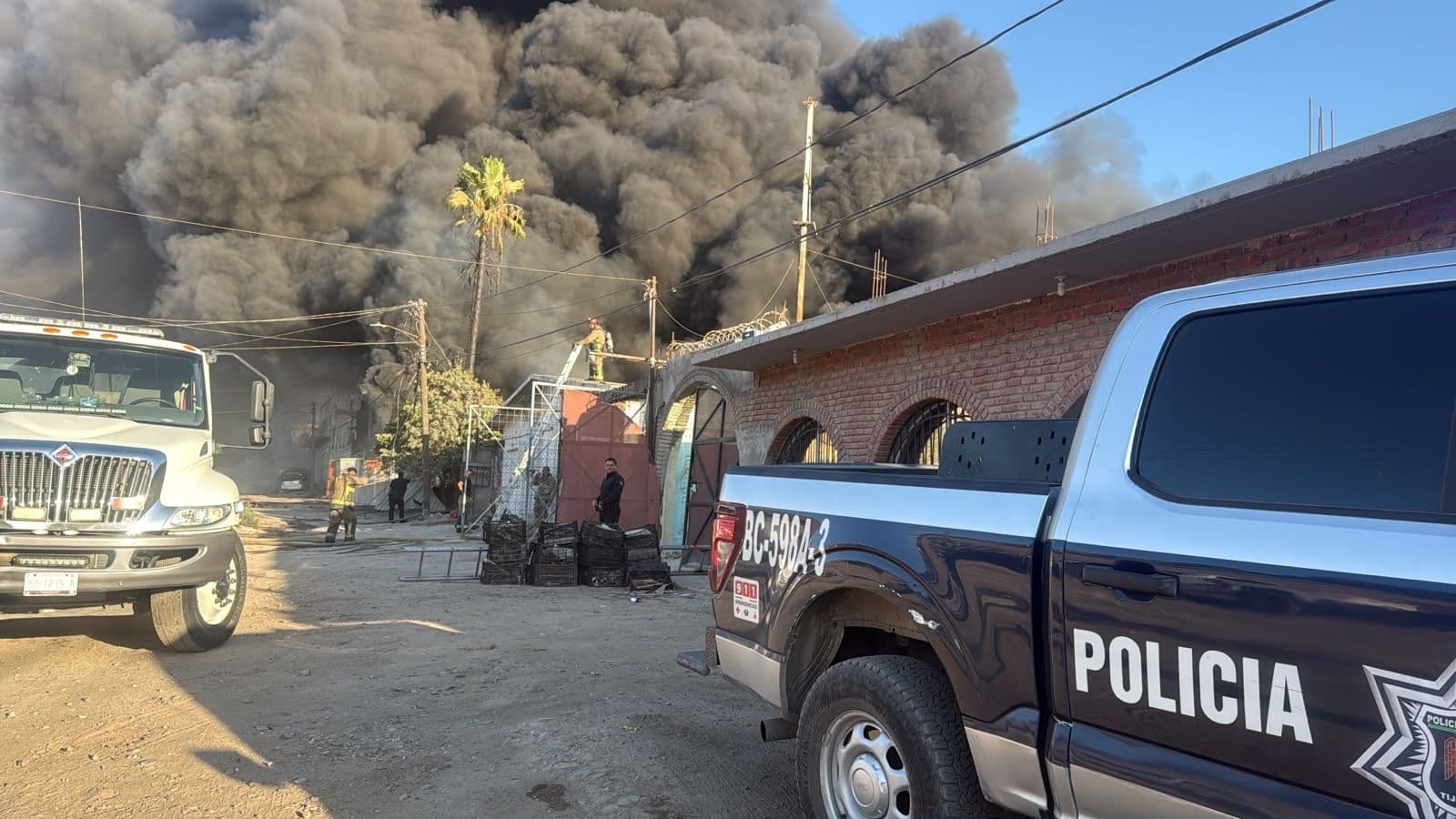 Incendio en Recicladora de Tijuana Deja Daños Materiales y Moviliza a Bomberos