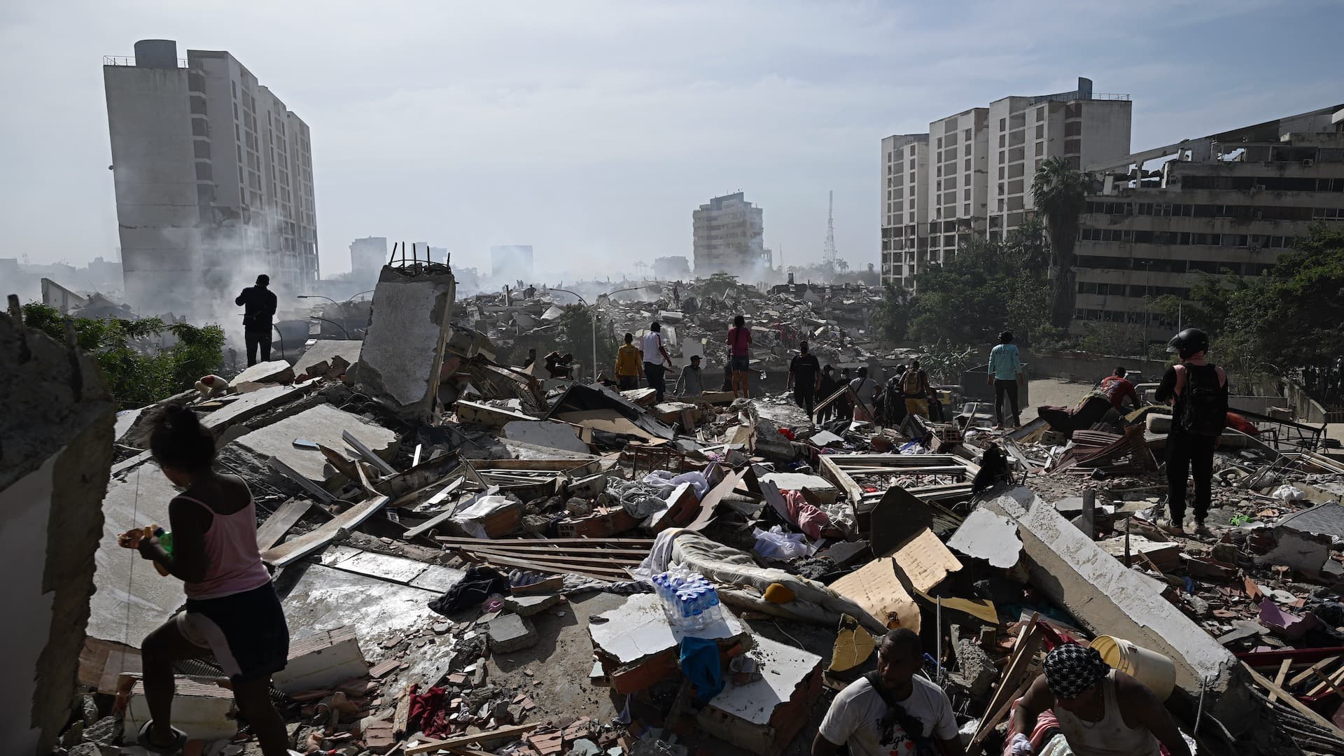 Edificios colapsados en La Guaira, Venezuela, tras sismo doble