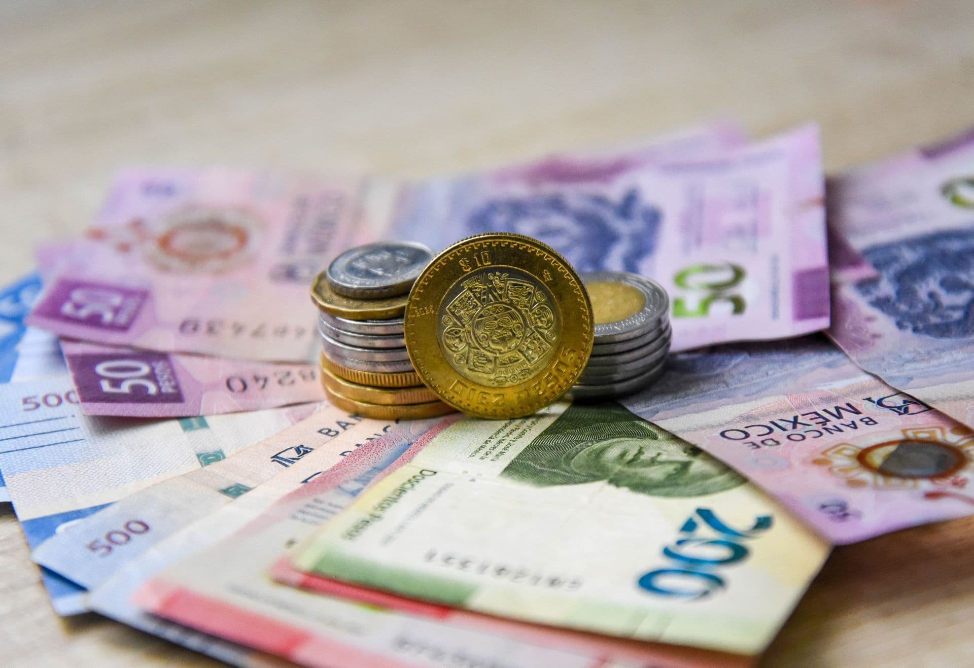 Billetes y monedas mexicanas.