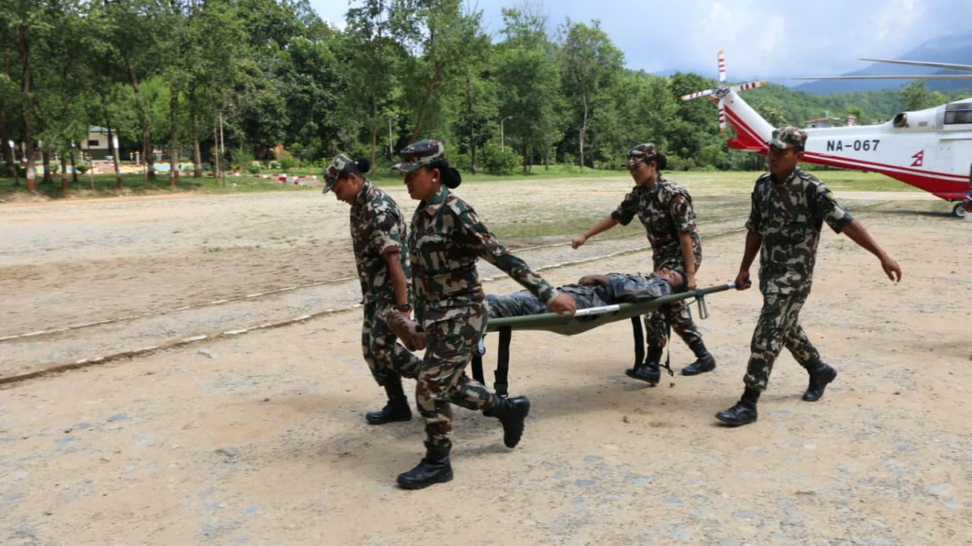 Soldados del ejército nepalí trasladan a un superviviente