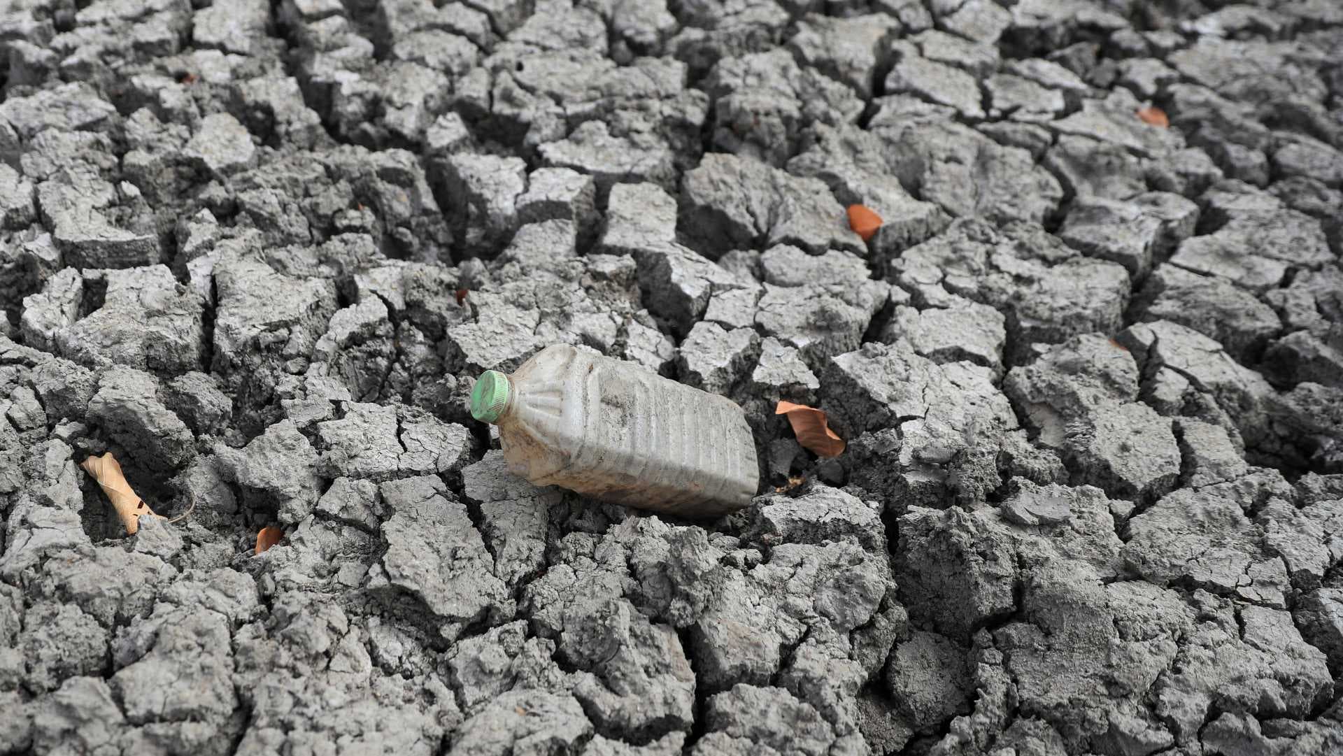 Suelo agrietado de una presa