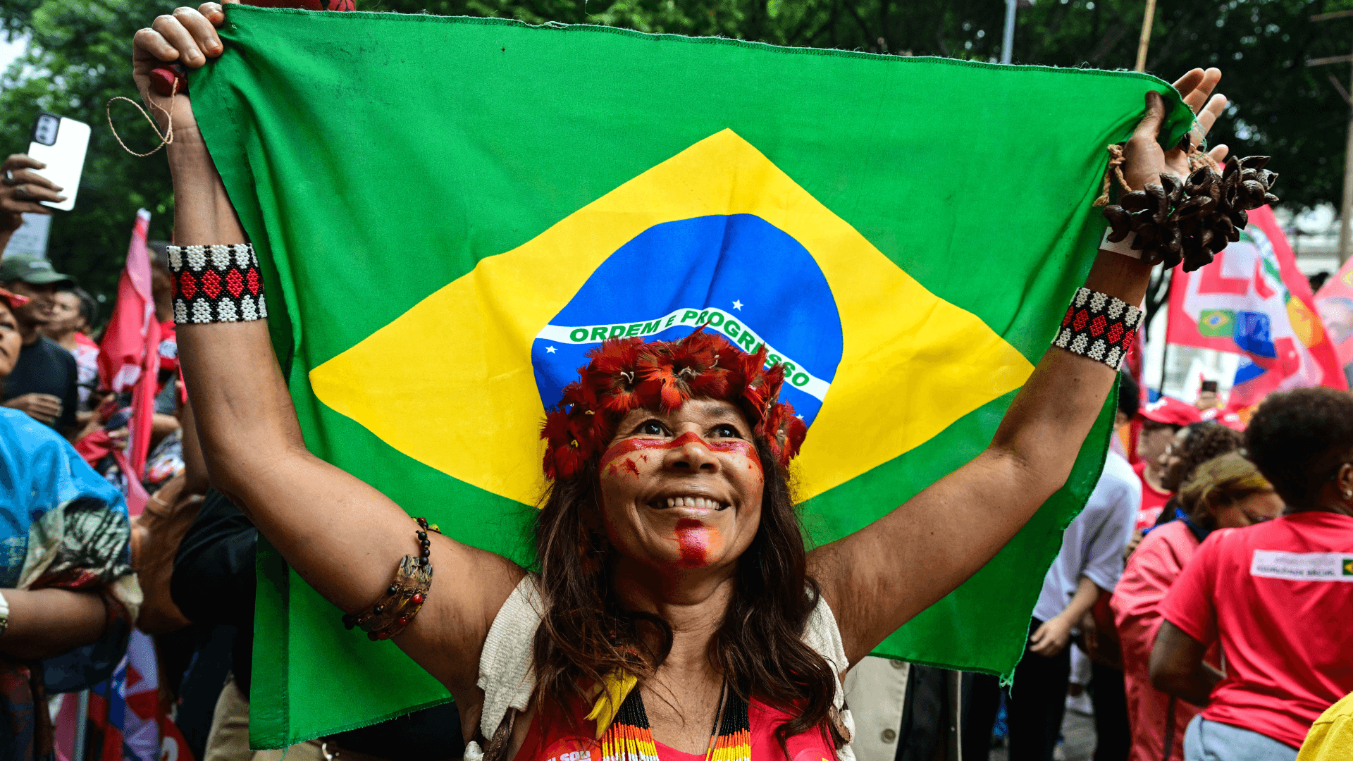 Persona indígena brasileña en una manifestación previa a las elecciones