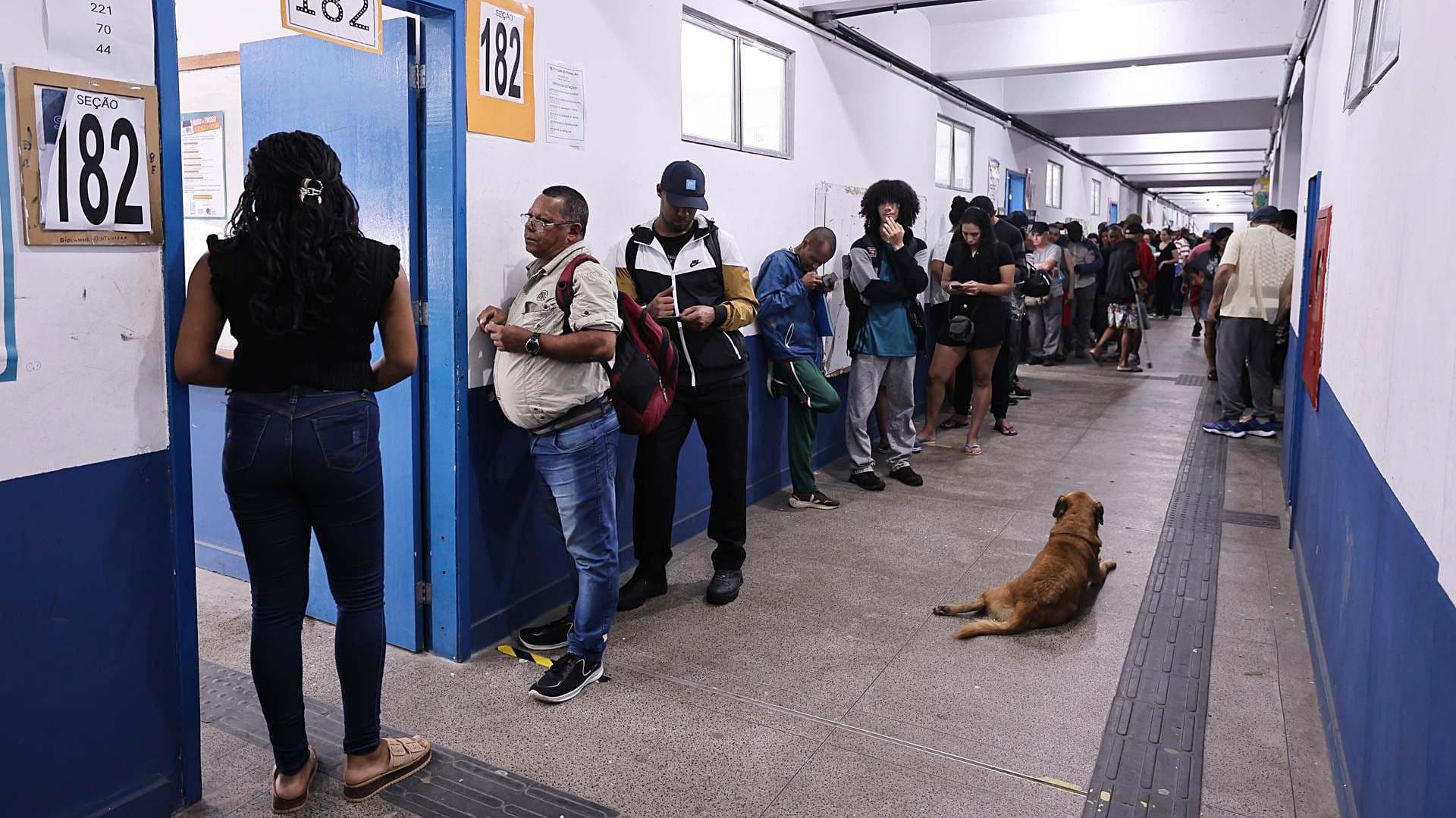 Votantes en el colegio Ayrton Senna da Silva, cerca de la favela de Rocinha, en Río de Janeiro, Brasil. Foto: EFE