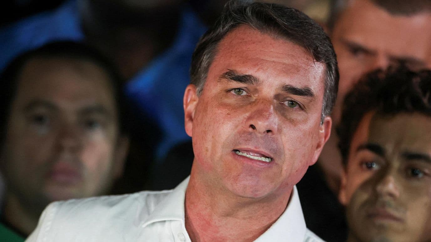 Flávio Bolsonaro, del Partido Liberal, habla tras perder la segunda vuelta de las elecciones en Brasil, el 25 de octubre de 2026. Foto: Reuters