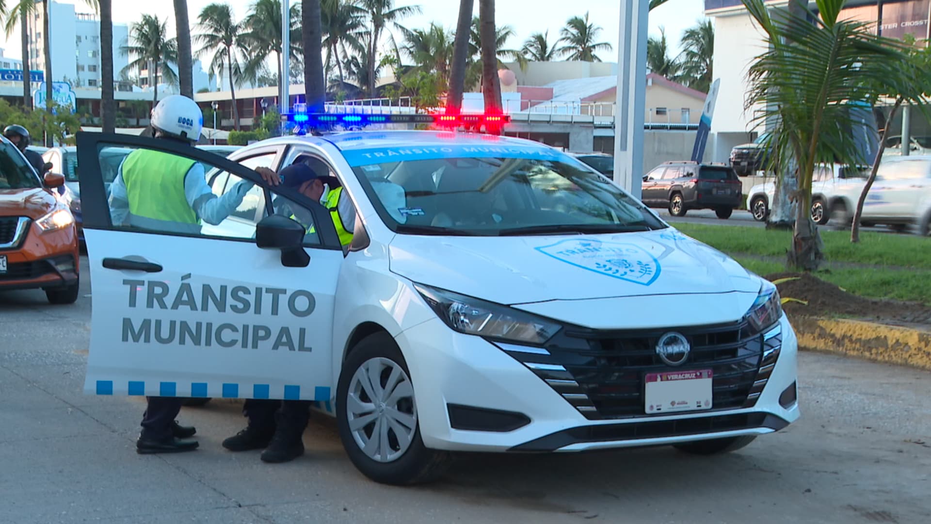 Elemento de Tránsito es Golpeado por Auto Mientras Abanderaba Obra en Boca del Río, Veracruz