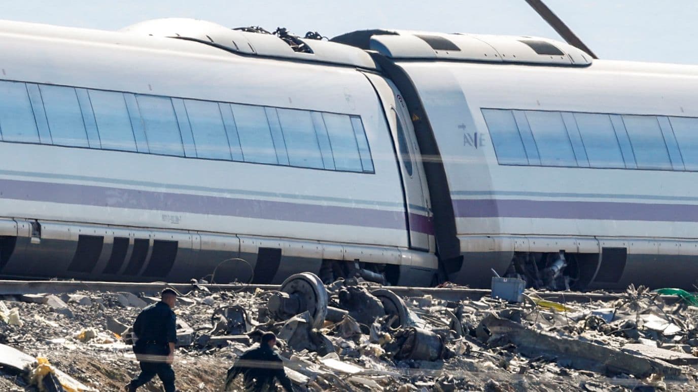 Estado del tren AVE tras el accidente en el que colisionó con otro de Iryo en la línea Madrid-Andalucía, a la altura de Urda. Foto: EFE