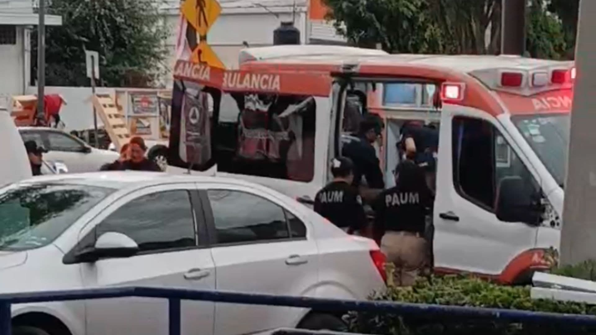 Cuerpo de emergencias atiende a lesionados en Los Héroes, Puebla.