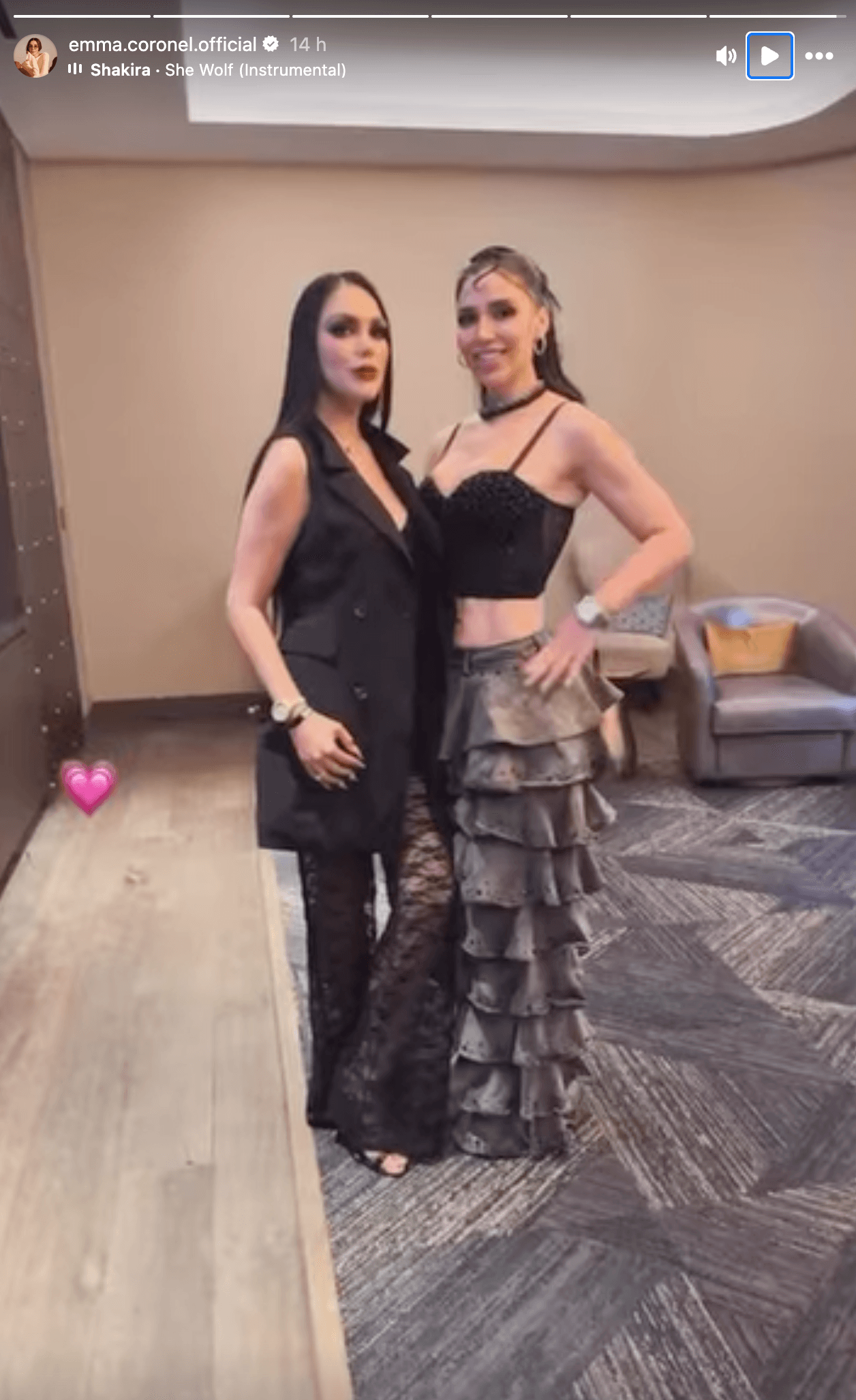 Emma Coronel junto a Eliza Vibez